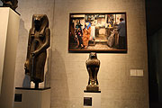 Foto im Hintergrund: &K, Horus and Anubis in Islamic Cairo (©Ausstellungs-Foto: Marikka-Laial Maisel)